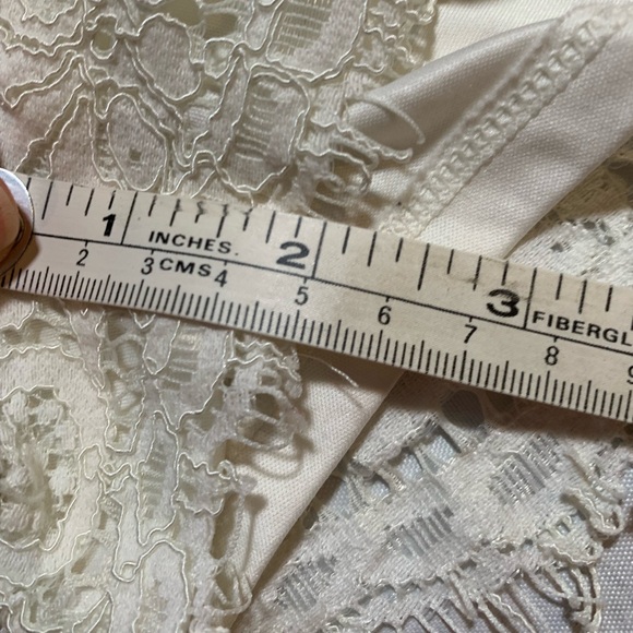 Express cream colored lace shorts. Size 4. - Picture 9 of 11